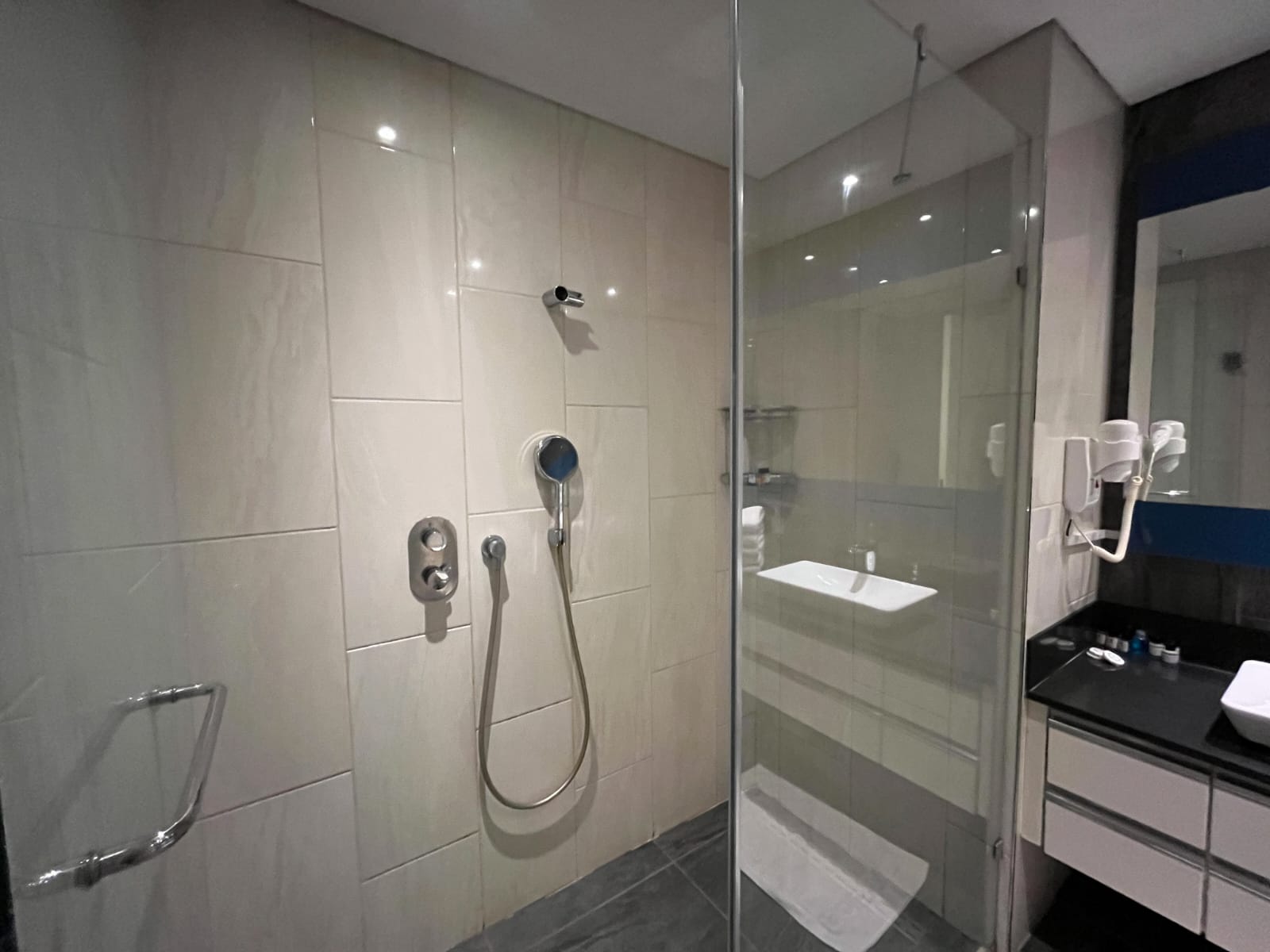 3 Bedroom Family Suite - Image 10